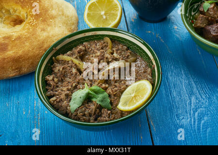 Cucina pakistana ,Montone Taka Tak stile Lahori, Montone cervello, pane dolce e rene in assortimento di spezie, servito con la menta chutneyTraditional assorte Foto Stock