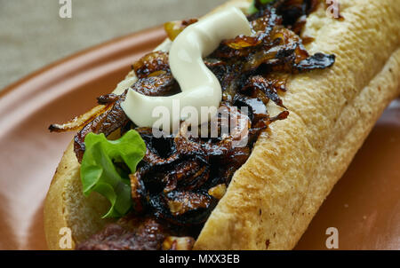 Birra caramellate cipolle e formaggio Cheddar Bratwurst close up Foto Stock