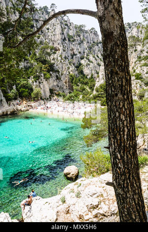 Vista di calanque En-Vau, una insenatura naturale con acqua cristallina e la spiaggia di sabbia bianca tra Marsiglia e Cassis, con la gente a prendere il sole un Foto Stock