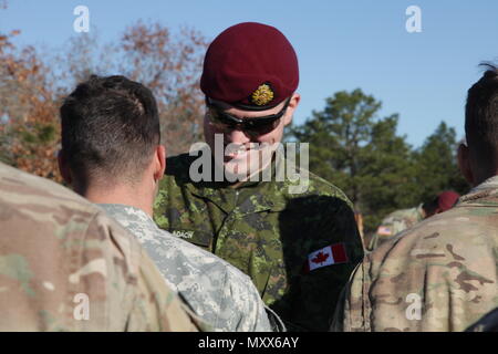 Il cap. Andrew Adach, esercito canadese Advanced Warfare Center, si ...