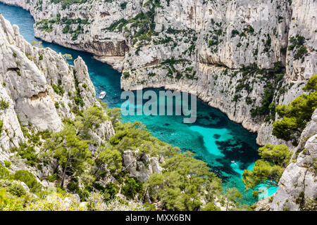 Vista da sopra del di calanque En-Vau, un hard-to-raggiungere insenatura naturale con acque cristalline della costa mediterranea francese, parte di Calan Foto Stock