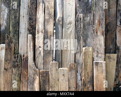 Un mare muro fatto di tavole di legno stagionato Foto Stock
