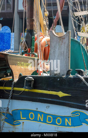 Un vecchio thames chiatta a vela a St Katherine dock nel centro di Londra. Foto Stock