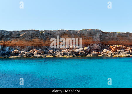 Spiaggia rocciosa e acque turchesi. Isola di Formentera. Isole Baleari. Spagna Foto Stock