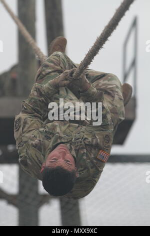 Il personale. Sgt. Jody T. McIlroy, G2 sezione presso la sede operativa della Società di assistenza, sede del Quartier Generale battaglione, U.S. Esercito Nord (Quinto esercito) consente di spostarsi tra uno degli ostacoli della fiducia corso durante il primo custode sfida a Camp Bullis il 9 dicembre. Dodici squadre di due persone mettere le loro competenze al test come si sono mossi per ogni evento a piedi portando un 30-pound zaino. Le squadre hanno gareggiato in un esercito modificati Physical Fitness Test, corso di fiducia, armi gamma di qualificazione - cottura sia M9 pistola e M16 fucile, e due attività medica. Foto Stock