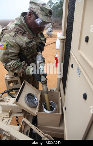 Sgt. Camere di Curtis, 459th Transportation Company, combustibili un generatore, durante un'operazione aerea, per la XIX annuale di Randy Oler Memorial il funzionamento del giocattolo Drop, ospitato dalla U.S. Esercito degli affari civili e le operazioni psicologiche il comando (airborne), a Luzon nella zona di caduta su dic. 12, 2016. Il funzionamento del giocattolo Drop è la più grande del mondo interforze e operazione di aerei e di formazione collettiva esercizio con parartroopers da otto partner-nazione. (U.S. Esercito foto di Spc. Lisa Velazco/rilasciato) Foto Stock