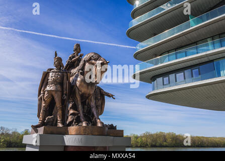 Replica della famosa statua equestre di Maria Theresa temporaneamente collocato di fronte al parco del Fiume centro multifunzione a Bratislava, in Slovacchia Foto Stock