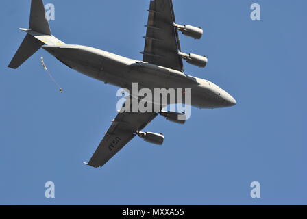 Il Mag. Gen. Daniel Ammerman, Comandante Generale dell esercito americano per gli affari civili e le operazioni psicologiche il comando (airborne), scendere da un aeromobile durante una operazione di aerei per il XIX annuale di Randy Oler Memorial il funzionamento del giocattolo Drop, ospitato dalla U.S. Esercito degli affari civili e le operazioni psicologiche il comando (airborne), a Luzon nella zona di caduta, N.C., Dic 10, 2016. Il funzionamento del giocattolo Drop è la più grande del mondo annuale congiunto combinati airborne funzionamento e formazione collettiva esercizio con i paracadutisti da otto partner-nazioni partecipanti. (U.S. Esercito Foto di Spc. Jesse L. Artis Jr./rilasciato) Foto Stock
