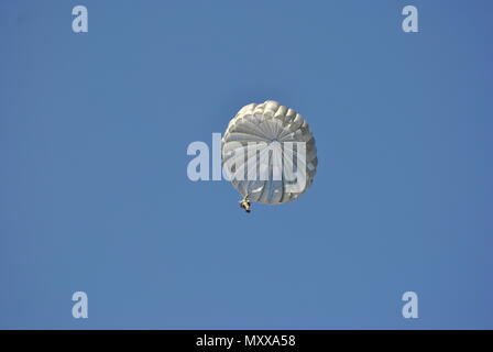 Il Mag. Gen. Daniel Ammerman, Comandante Generale dell esercito americano per gli affari civili e le operazioni psicologiche il comando (airborne), scendere da un aeromobile durante una operazione di aerei per il XIX annuale di Randy Oler Memorial il funzionamento del giocattolo Drop, ospitato dalla U.S. Esercito degli affari civili e le operazioni psicologiche il comando (airborne), a Luzon nella zona di caduta, N.C., Dic 10, 2016. Il funzionamento del giocattolo Drop è la più grande del mondo annuale congiunto combinati airborne funzionamento e formazione collettiva esercizio con i paracadutisti da otto partner-nazioni partecipanti. (U.S. Esercito Foto di Spc. Jesse L. Artis Jr./rilasciato) Foto Stock