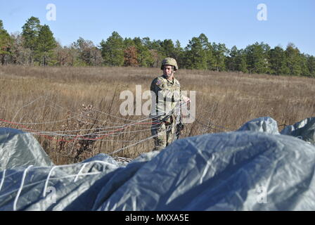 Il Mag. Gen. Daniel Ammerman, Comandante generale os US Army gli affari civili e le operazioni psicologiche il comando (Airborne) recupera il suo paracadute durante un operazione di aerei per la XIX annuale di Randy Oler Memorial il funzionamento del giocattolo Drop, ospitato dalla U.S. Esercito degli affari civili e le operazioni psicologiche il comando (airborne), a Luzon nella zona di caduta, N.C., Dic 10, 2016. Il funzionamento del giocattolo Drop è la più grande del mondo annuale congiunto combinati airborne funzionamento e formazione collettiva esercizio con i paracadutisti da otto partner-nazioni partecipanti. (U.S. Esercito Foto di Spc. Jesse L. Artis Jr./rilasciato) Foto Stock