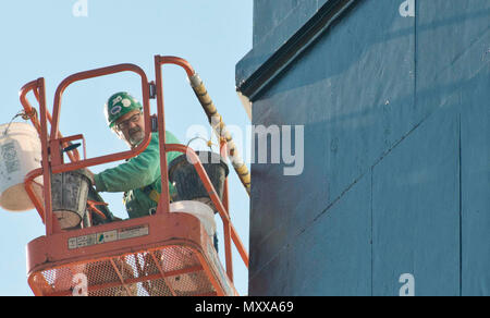 Giuseppe Scarfone, un restauro foreman con camino International Corporation, opere di preservare il nuovo Cape Henry Lighthouse in Virginia Beach, Virginia, nov. 16, 2016. Scarfone è un muratore dal commercio, ma gode di lavorare sui fari. (U.S. Coast Guard foto di Sottufficiali di seconda classe Nate Littlejohn) Foto Stock