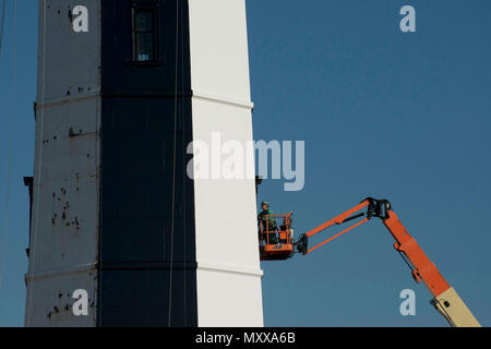 Giuseppe Scarfone, un restauro foreman con camino International Corporation, opere di preservare il nuovo Cape Henry Lighthouse nov. 16, 2016. Scarfone si gode della vista della baia di Chesapeake ingresso mentre lavora. (U.S. Coast Guard foto di Sottufficiali di seconda classe Nate Littlejohn) Foto Stock
