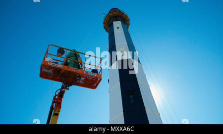 Giuseppe Scarfone, un restauro foreman con camino International Corporation, opere di preservare il nuovo Cape Henry Lighthouse in Virginia Beach, Virginia, nov. 18, 2016. Scarfone si gode della vista della baia di Chesapeake ingresso mentre lavora. (U.S. Coast Guard foto di Sottufficiali di seconda classe Nate Littlejohn) Foto Stock