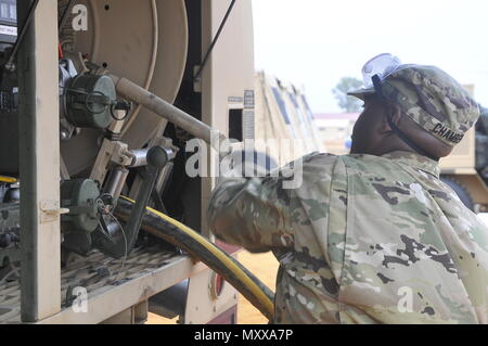 Sgt. Curtis C. Chambers, un fueler con il 459th Transportation Company, esegue le operazioni di rifornimento a Luzon nella zona di caduta, dic. 12. Camere munite di supporto essenziali per tutte le operazione di caduta di giocattolo XIX. Foto Stock