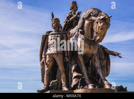 Replica della famosa statua equestre di Maria Theresa temporaneamente collocato di fronte al parco del Fiume centro multifunzione a Bratislava, in Slovacchia Foto Stock