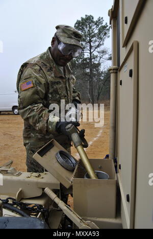 Sgt. Camere di Curtis, 459th Transportation Company refuels generatori utilizzati durante il XIX annuale di Randy Oler Memorial il funzionamento del giocattolo Drop, ospitato dalla U.S. Esercito degli affari civili e le operazioni psicologiche il comando (airborne), a Luzon nella zona di caduta, N.C., Dic 12, 2016. Il funzionamento del giocattolo Drop è la più grande del mondo annuale congiunto combinati airborne funzionamento e formazione collettiva esercizio con i paracadutisti da otto partner-nazioni partecipanti. (U.S. Esercito Foto di Spc. Jesse L. Artis Jr./rilasciato) Foto Stock