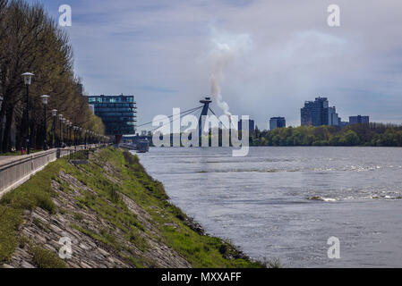 Vista dal fiume Danubio terrapieno a Bratislava, in Slovacchia Foto Stock