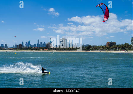Kite surfer in azione in Port Phillip Bay da St Kilda il giorno di Natale, Melbourne, Victoria, Australia Foto Stock