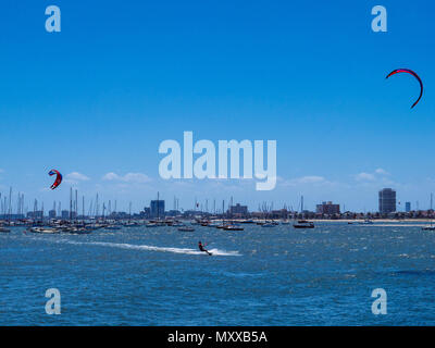 Kite surfers in azione in Port Phillip Bay da St Kilda marina e Pier, Melbourne, Victoria, Australia Foto Stock