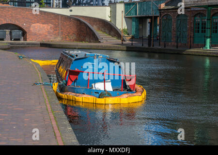 Birmingham Canal navigazioni è una rete di canali di collegamento, Birmingham Wolverhampton e la parte orientale del paese nero. Foto Stock