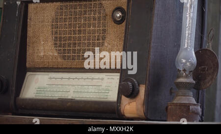 Vecchia radio vintage e antiquariato lampada da tavolo. Foto Stock