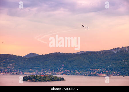 Vista panoramica dell'Isola Madre con uno spettacolo acrobatico in background, Lago Maggiore, Piemonte, Italia Foto Stock