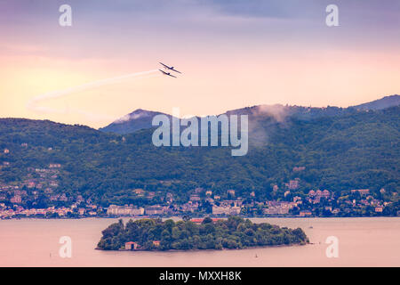 Vista panoramica dell'Isola Madre con uno spettacolo acrobatico in background, Lago Maggiore, Piemonte, Italia Foto Stock