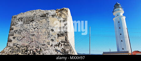 Vista panoramica del faro di Trafalgar accanto ai resti della torre di avvistamento dello stesso nome costruita dagli arabi nel IX secolo Foto Stock