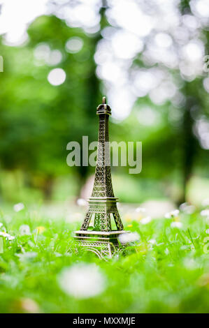 Torre Eiffel miniatura su le erbe Foto Stock