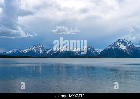 Tempesta sul lago di montagna - Molla pomeriggio nuvole temporalesche muoversi sopra il lago Jackson, con gamma Teton in aumento in background, Grand Teton National Park, Stati Uniti d'America. Foto Stock