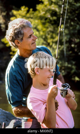 Coppia nonno pesci con ragazzo giovane 11-12 anni di Rogue River,Oregon. Signor === Foto Stock