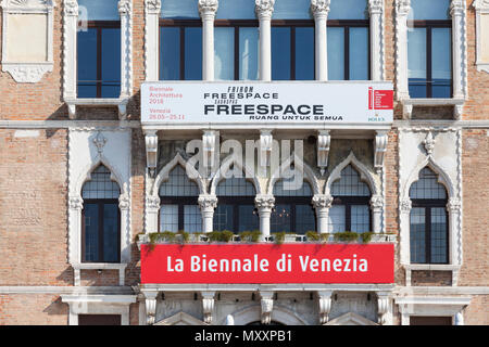 Venezia, Veneto, Italia. Biennale di Architettura nuova segnaletica per il 2018 mostra sulla facciata della Biennale sede Palazzo Ca' Giustinian Foto Stock