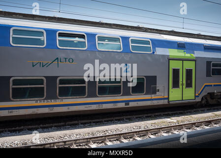 Trenitalia regionale Vivalto double decker treni passeggeri alla stazione Foto Stock