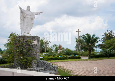 Statua di Cristo di fronte alla famosa icona turistica San Paolo Cattedrale. Abidjan, Costa d'Avorio, Africa, aprile 2013. Foto Stock