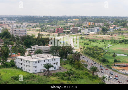 ABIDJAN, COSTA D'AVORIO, Africa. Aprile 2016. La vista di Cocody, uno dei quartieri di Abidjan, la più grande città della Costa d'Avorio. Abidjan cityscape. Foto Stock