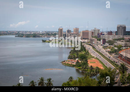 ABIDJAN, COSTA D'AVORIO, Africa. Aprile 2013. La vista del quartiere Plateau ad Abidjan, con il 'le Felicia' Stadium. Foto Stock