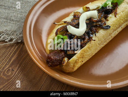 Birra caramellate cipolle e formaggio Cheddar Bratwurst close up Foto Stock