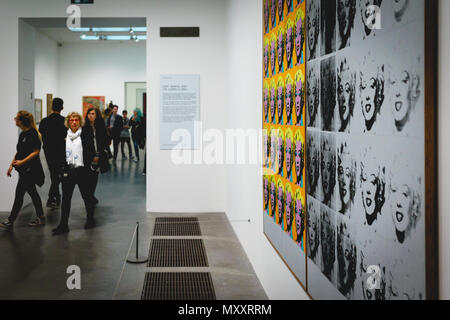 London, Regno Unito - Giugno, 2018. Le persone che visitano una mostra alla Tate Modern Museum. Formato orizzontale. Foto Stock