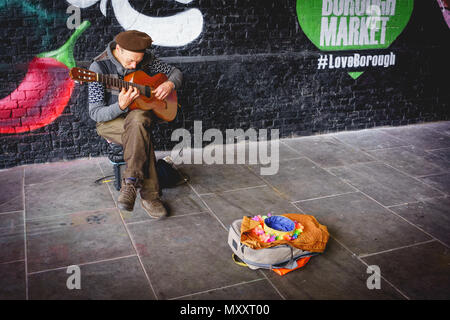 London, Regno Unito - Settembre 2017. Street chitarrista di eseguire sul Giubileo a piedi nei pressi di Borough Market. Formato orizzontale. Foto Stock