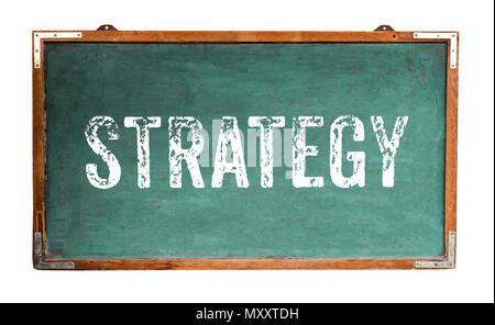 Strategia Parola di testo messaggio scritto su un ampio green vecchio grungy vintage in legno o lavagna Lavagna retrò con telaio isolato su sfondo bianco. Foto Stock