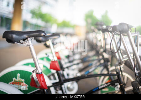 Stoccolma, Svezia, 3 giugno 2018: City bike a noleggio in una lunga fila, molto popolare in Svezia. Foto Stock