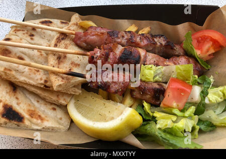 Cena greca di souvlaki spiedini con pane pita e insalata mista Foto Stock
