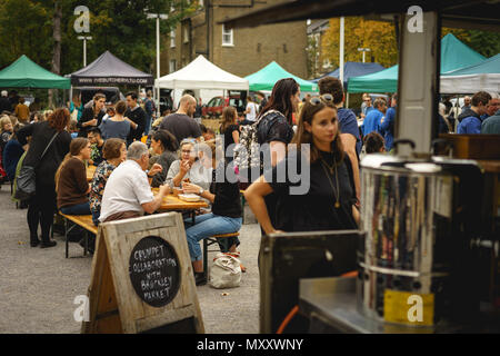 London, Regno Unito - Ottobre 2017. La gente lo shopping al mercato Brockley, un allevatore locale il mercato che si tiene ogni Sabato a Lewisham. Formato orizzontale. Foto Stock