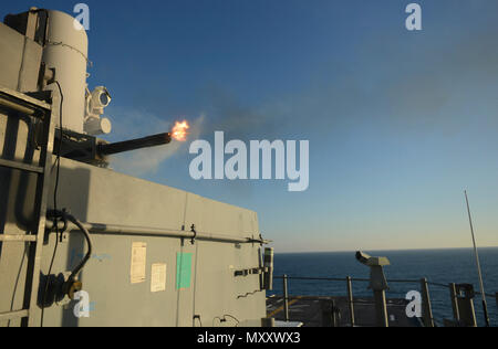 Oceano atlantico (dec. n. 12, 2016) - a chiudere in weapon system (CIWS) è sparato in remoto a bordo di assalto anfibio nave USS Iwo Jima (LHD 7) durante un'esercitazione a fuoco. Iwo Jima è in corso perseguendo Mobility-Engineering (MOB-E) e Mobility-Seaman (MOB-S) certificazioni come parte della nave di pre-distribuzione processo di qualificazione. (U.S. Foto di Marina con marinaio Kevin Leitner/rilasciato) Foto Stock