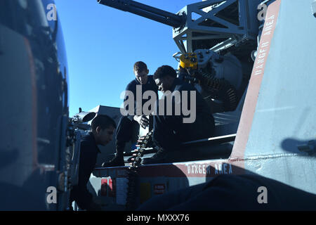 Oceano atlantico (dec. n. 12, 2016) - carico di marinai "dummy" arrotonda in un vicino-in sistema di arma (CIWS) in preparazione per un'esercitazione a fuoco a bordo di assalto anfibio nave USS Iwo Jima (LHD 7). Iwo Jima è in corso perseguendo Mobility-Engineering (MOB-E) e Mobility-Seaman (MOB-S) certificazioni come parte della nave di pre-distribuzione processo di qualificazione. (U.S. Navy foto di Sottufficiali di terza classe Evan A. Denny /rilasciato) Foto Stock