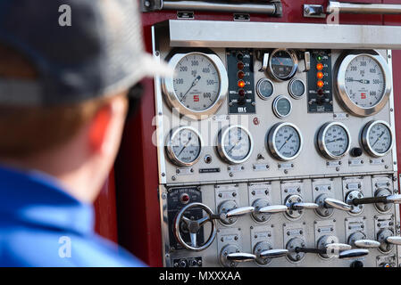 Casey Kleisinger, un membro del team da Robins Air Force Base, Ga., monitora la pressione dell'acqua in un tubo flessibile in esecuzione da un camion dei pompieri al loro cannone ad acqua e una parte di loro contro-Unmanned Aerial dal sistema all'interno del loro team rimorchio durante il 2016 Air Force Research Laboratory comandanti sfida al Nevada National Security Sito, Las Vegas NV., Dic 13, 2016. Le squadre hanno dato sei mesi per sviluppare un completo sistema di aiuto in base defense. Robins' è un sistema multi-layered sistema integrato che utilizza un radar e sistema di telecamera per il rilevamento e l'identificazione. Esso utilizza anche un cacciatore kil Foto Stock