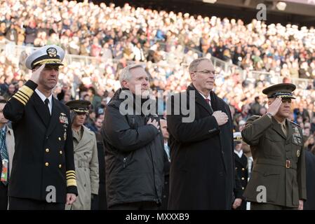 161210-N-LV331-003 BALTIMORE (dec. n. 10, 2016) Capo di operazioni navali (CNO) Adm. John Richardson, segretario della Marina (SECNAV) Ray Mabus, Vice Segretario della Difesa, Robert il lavoro, e il comandante del Marine Corps gen. Robert Neller rendere onori durante la riproduzione di un inno nazionale al 117Army-Navy gioco a Baltimora. (U.S. Navy foto di Sottufficiali di prima classe Armando Gonzales/rilasciato) Foto Stock