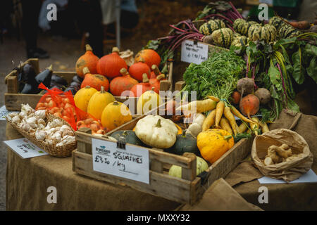 London, Regno Unito - Ottobre 2017. Verdure di stagione venduti in una fase di stallo a Brockley mercato contadino locale mercato organizzato ogni sabato a Lewisham. Foto Stock