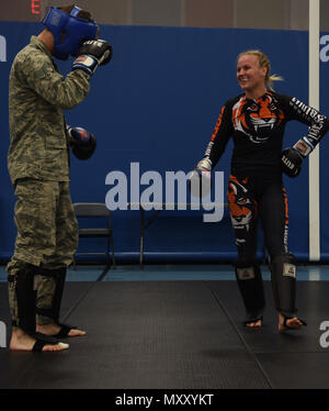 Stati Uniti Air Force aviatori lavorare fuori con Valentina Shevchenko, UFC Peso gallo fighter, a base comune Langley-Eustis, Virginia, 8 dicembre, 2016. Schevchenko girato l'installazione insieme al compagno di combattenti Ben Rothwell e Lorenz Larkin e MAA radio host. (U.S. Air Force photo by Staff Sgt. Natascia Stannard) Foto Stock