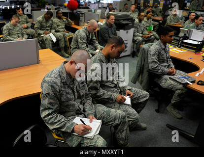 Avieri assegnato al 86º Comptroller Squadron prendere appunti durante un talk erogata dal Chief Master Sgt. Kaleth Wright, U.S. Forze aeree in Europa e Forze Aeree Africa command chief, a Ramstein Air Base, Germania, nov. 23, 2016. Il futuro capo XVIII Comandante Sergente della Air Force argomenti discussi con gli avieri che vanno dalla leadership, mentori e sviluppi nella Air Force. (U.S. Air Force foto di Airman 1. Classe Joshua Magbanua) Foto Stock